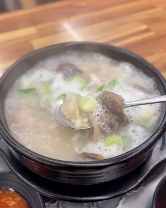 뽀얀 국물의 설렁탕