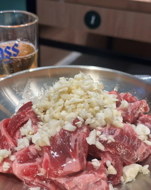 마늘이 듬뿍 올라간 마늘 갈비살