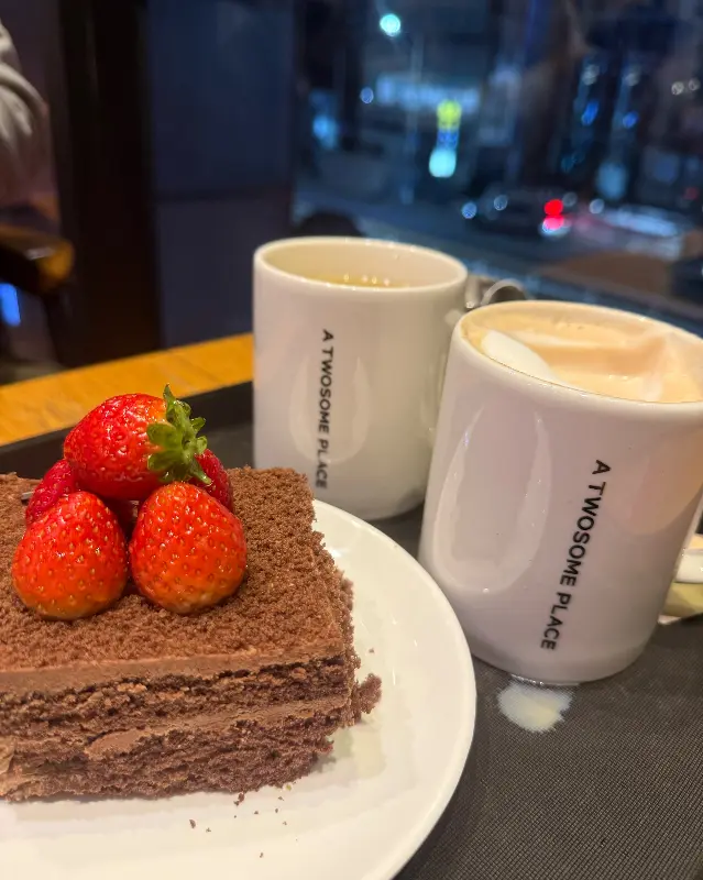 딸기 초콜릿 생크림 케이크와 카페 라떼