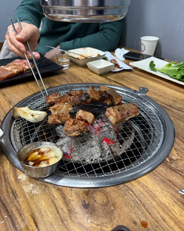 고기를 구워주는 모습