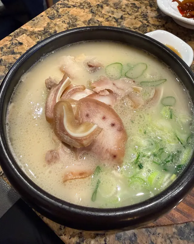 머릿고기가 들어간 돼지국밥의 모습