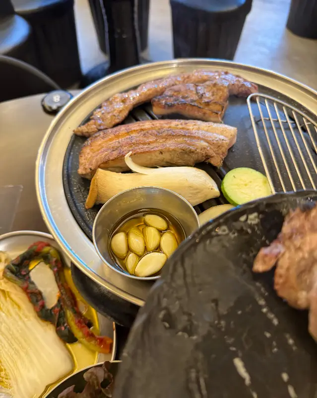 숯불 위에서 익어가는 고기