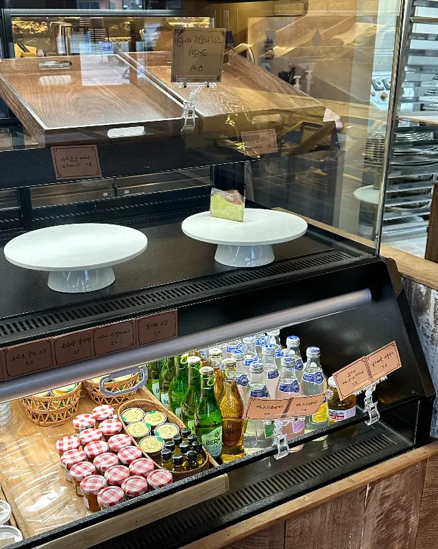 쇼케이스 안에 진열된 빵과 음료