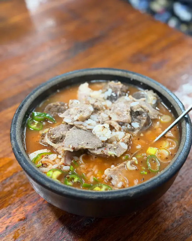 순대와 고기가 가득한 순대국밥