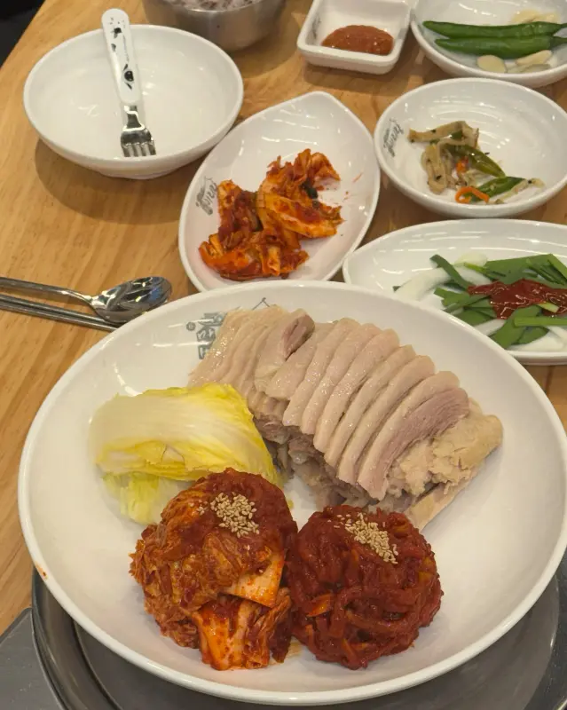 보쌈과 함께 제공되는 다양한 곁들임 메뉴