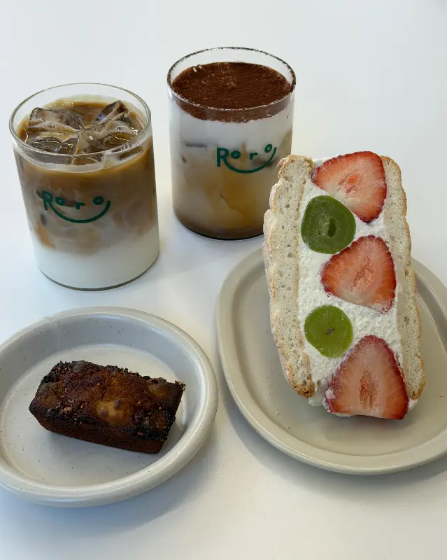 아이스 라떼, 두바이 휘낭시에, 딸기 산도의 조화