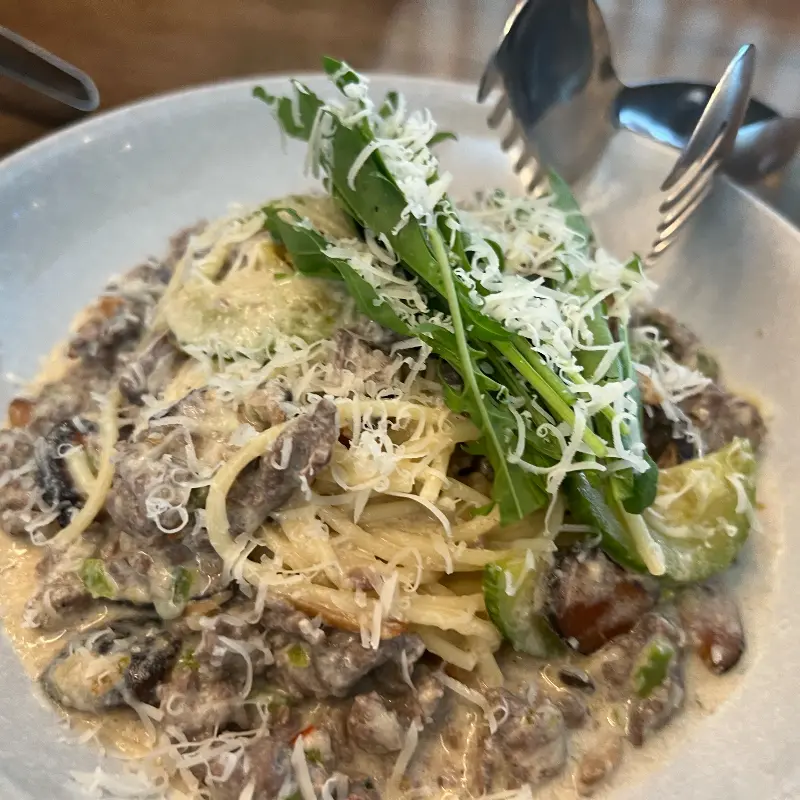 루꼴라가 듬뿍 올라간 파스타