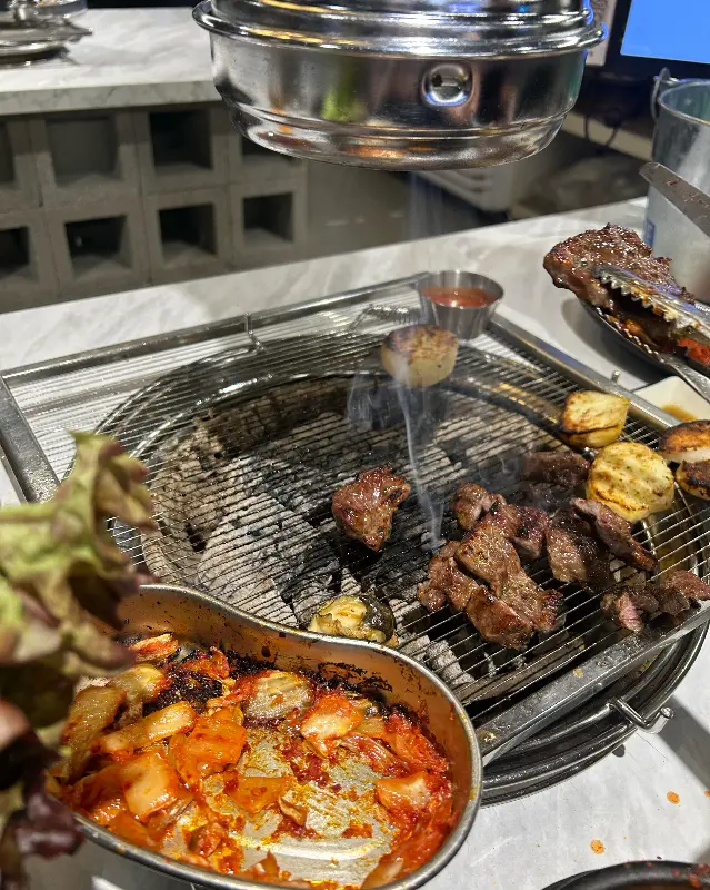 고기와 함께 제공되는 다양한 소스