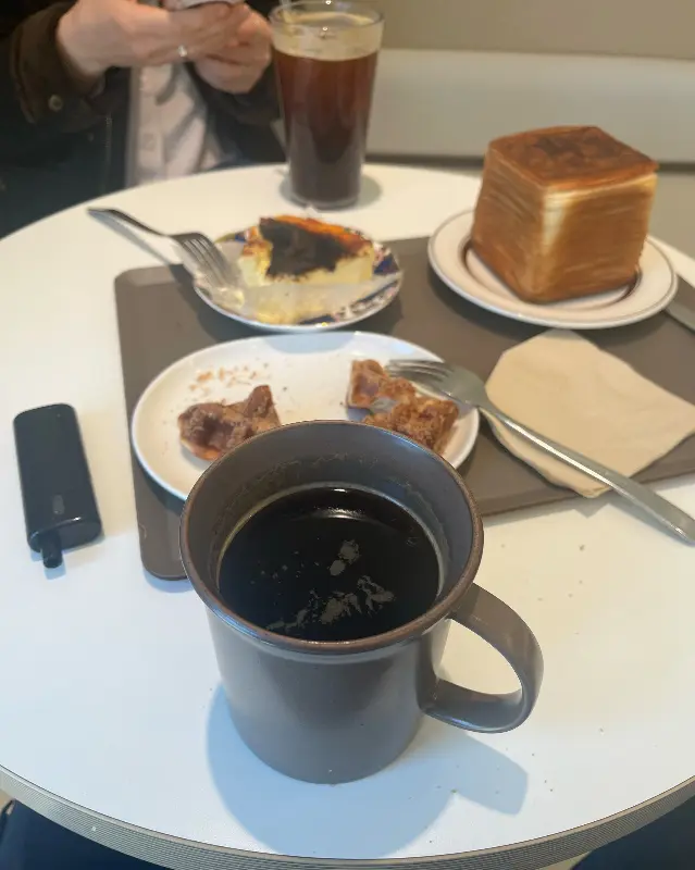 테이블에 놓인 빵과 음료