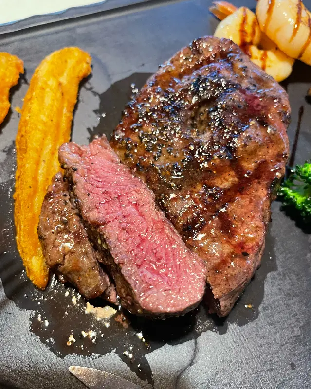 미디엄 레어로 구워진 부채살 스테이크