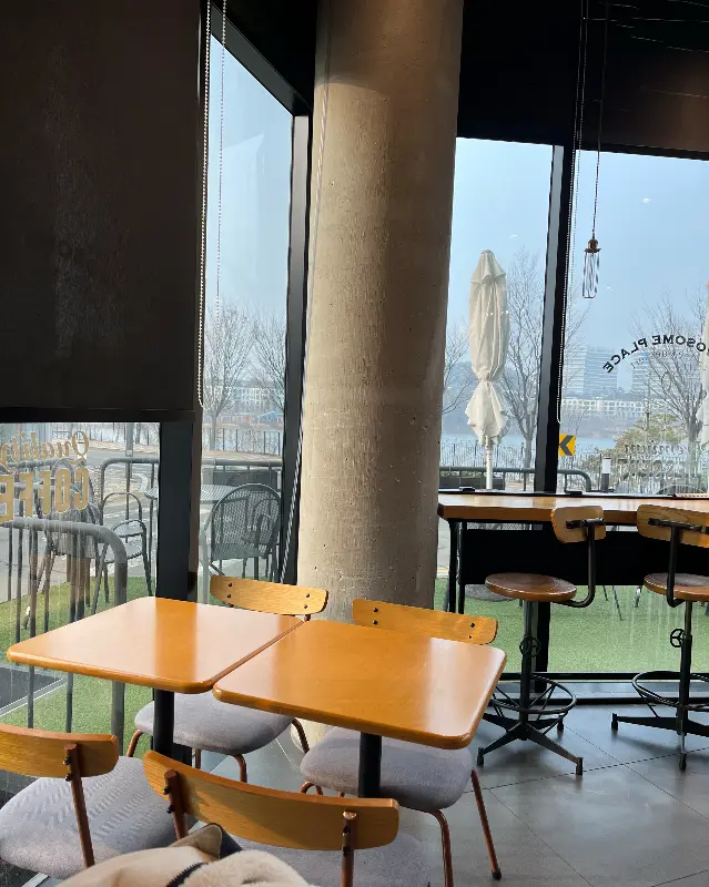 투썸플레이스 동탄호수공원점 내부