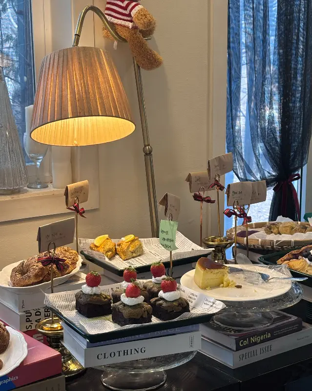 진열대 위에 놓인 빵과 디저트