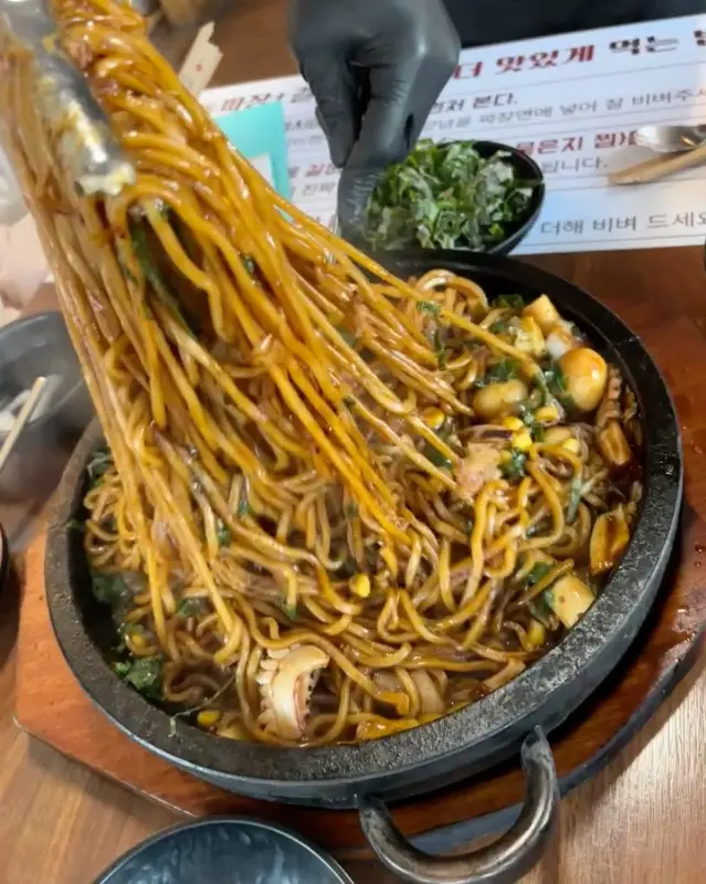 돌판 위에서 익어가는 짜장면