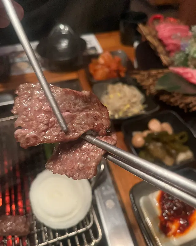 숯불 위에서 익어가는 소고기