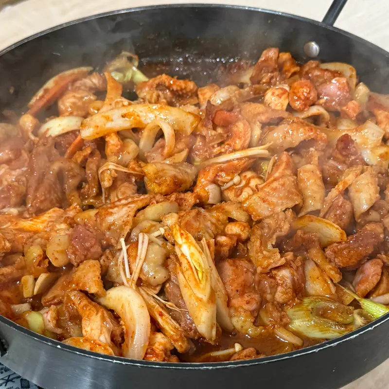 매콤한 양념이 일품인 닭볶음
