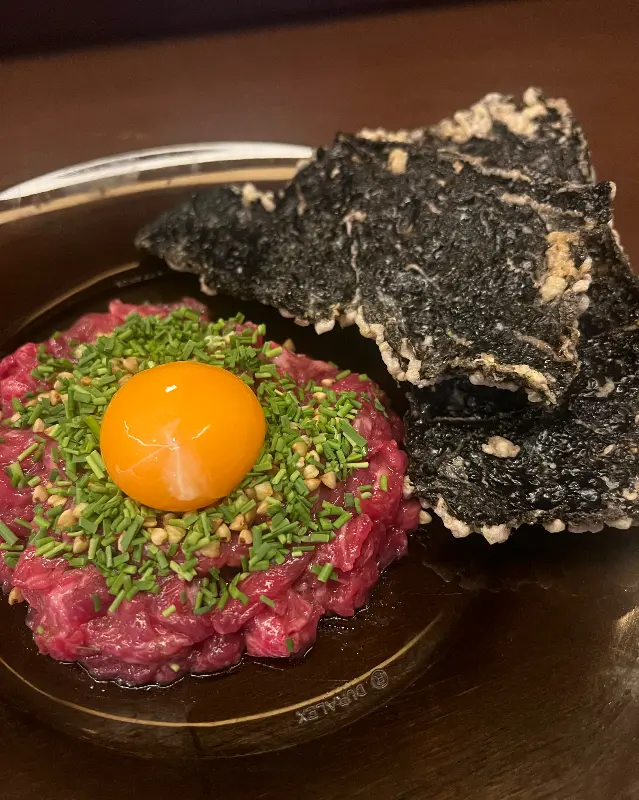신선한 육회와 감태의 조화가 돋보이는 육회