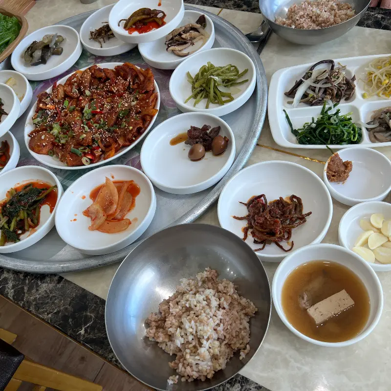 보리밥과 다양한 반찬들