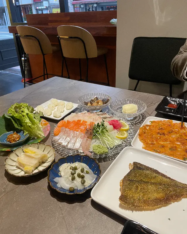 정갈하게 담겨 나온 밑반찬