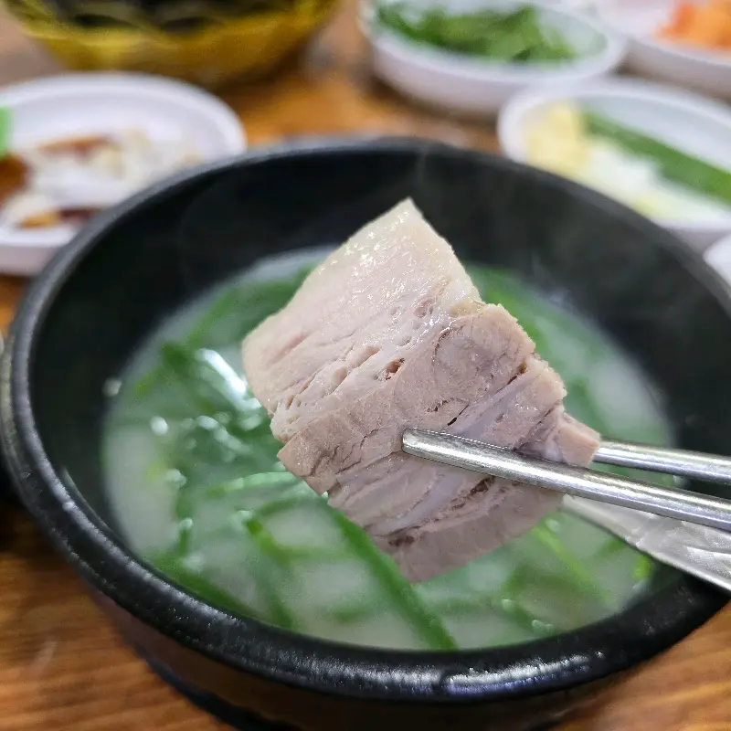 수육과 함께 나오는 돼지국밥 국물