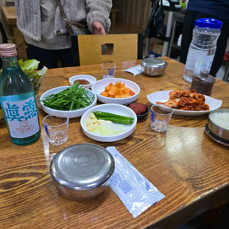 소주 한 잔을 부르는 푸짐한 한 상 차림