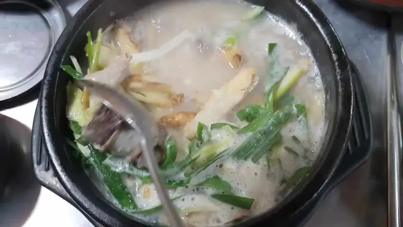 더덕순대국 안의 풍성한 건더기