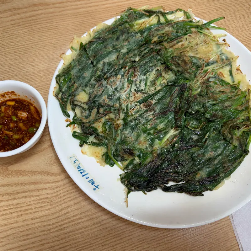 겉은 바삭하고 속은 촉촉한 부추전