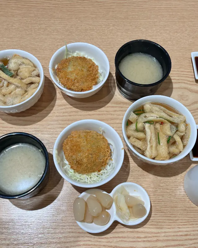 초밥과 함께 나오는 곁들임 메뉴들