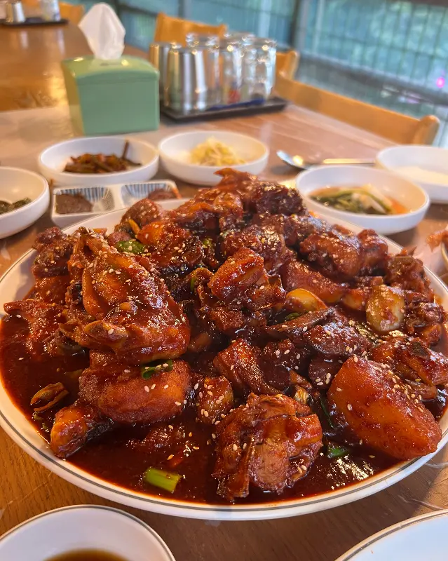 닭볶음탕과 밑반찬