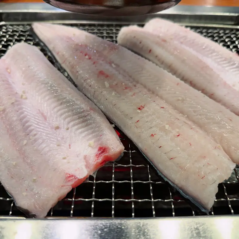 숯불 위에서 맛있게 구워지고 있는 장어