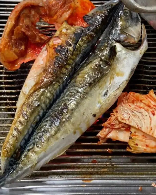 연탄불에 구워진 고등어