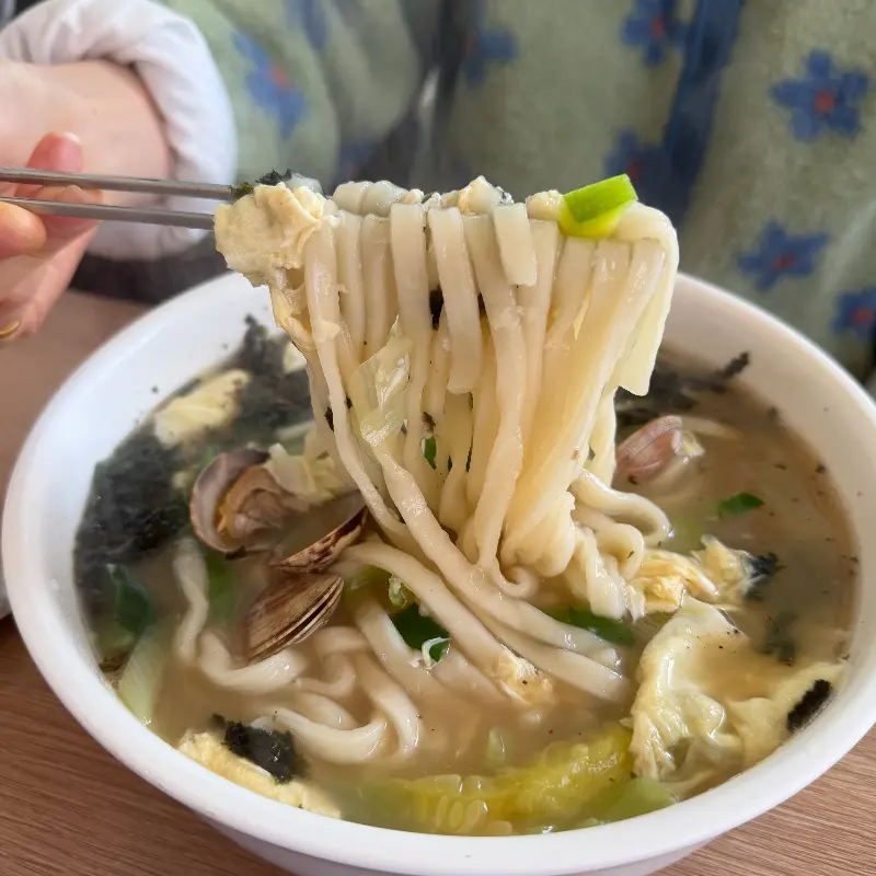 푸짐한 바지락 칼국수