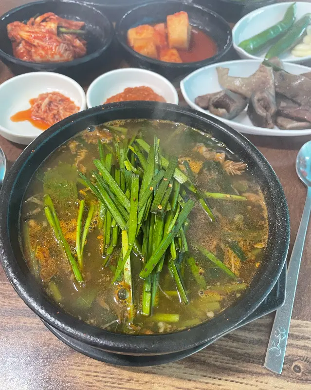 뚝배기에 담겨 나온 뜨끈한 탕