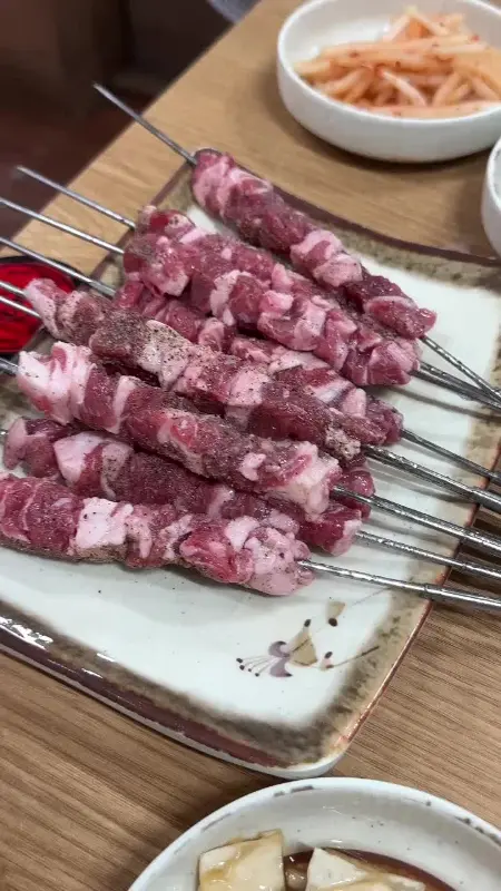 막 썰어낸 듯 신선한 생양꼬치