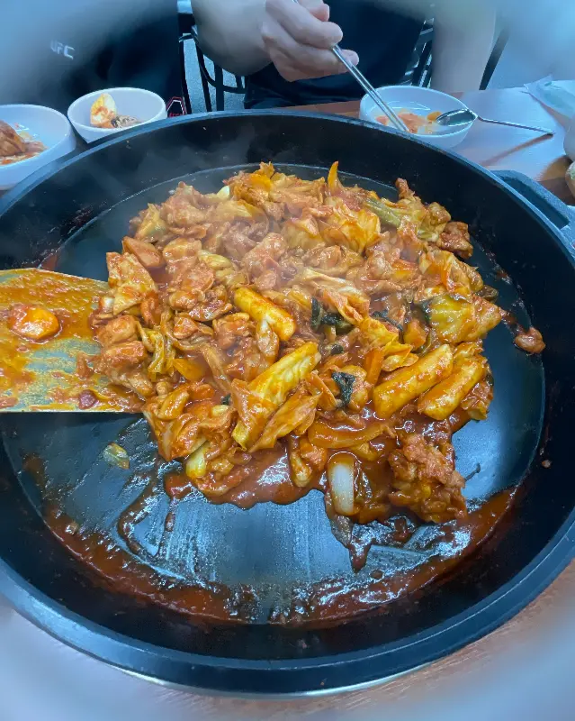 닭갈비와 떡, 양배추의 조화