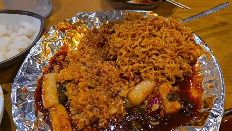 숯불 치킨과 라면 사리