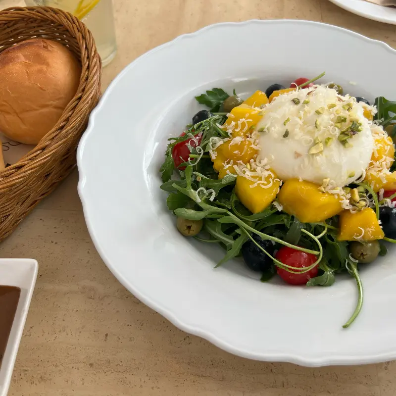 브라타 치즈 샐러드