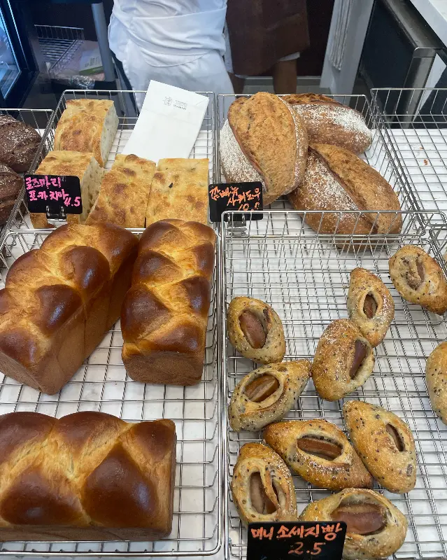 다양한 종류의 빵이 진열된 모습