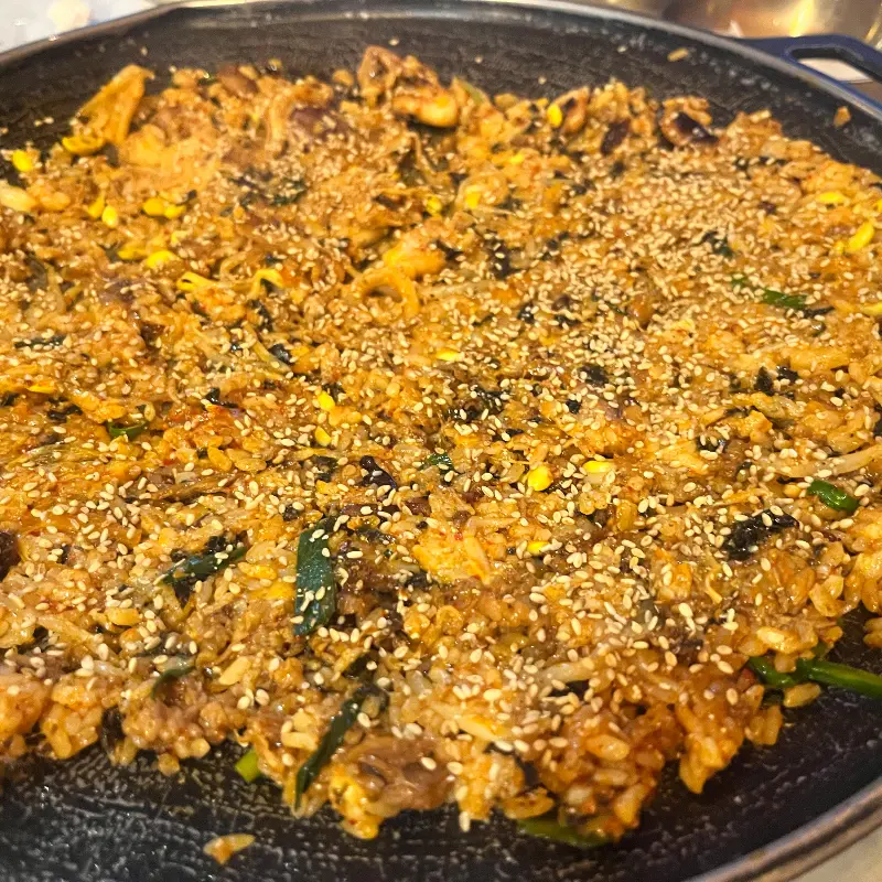 볶음밥 위에 날치알 톡톡