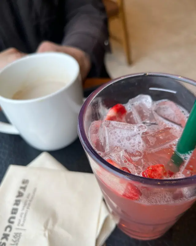 컵에 담긴 딸기 음료와 라떼