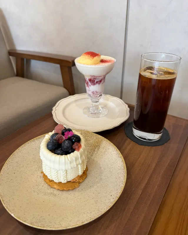 시트러스 샌드와 딸기 바닐라 아이스크림 라떼