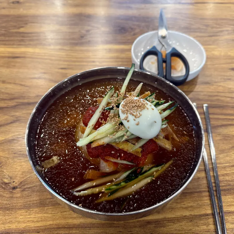 가위로 잘라먹는 밀면