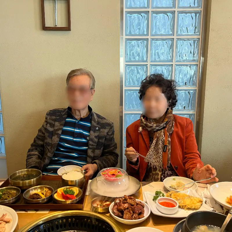 생일상을 받은 아버지와 어머니