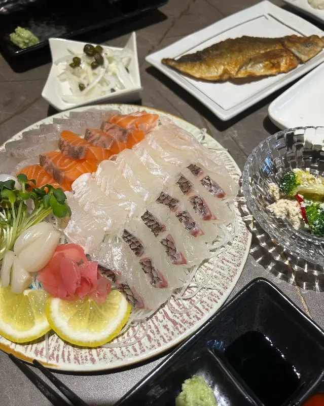 싱싱한 해산물이 한가득 담긴 모듬회