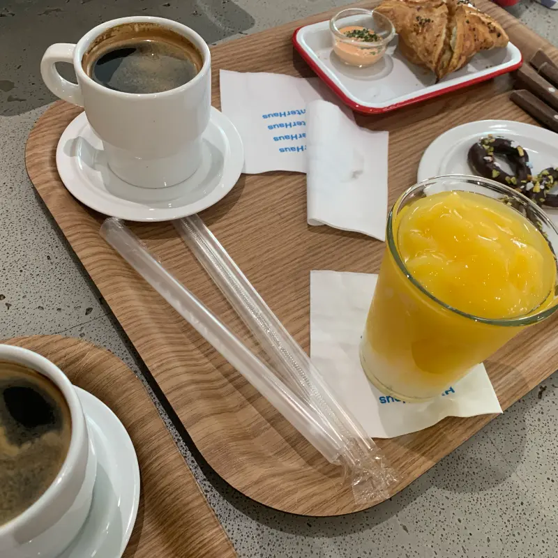 나무 트레이에 담겨 나온 커피와 디저트