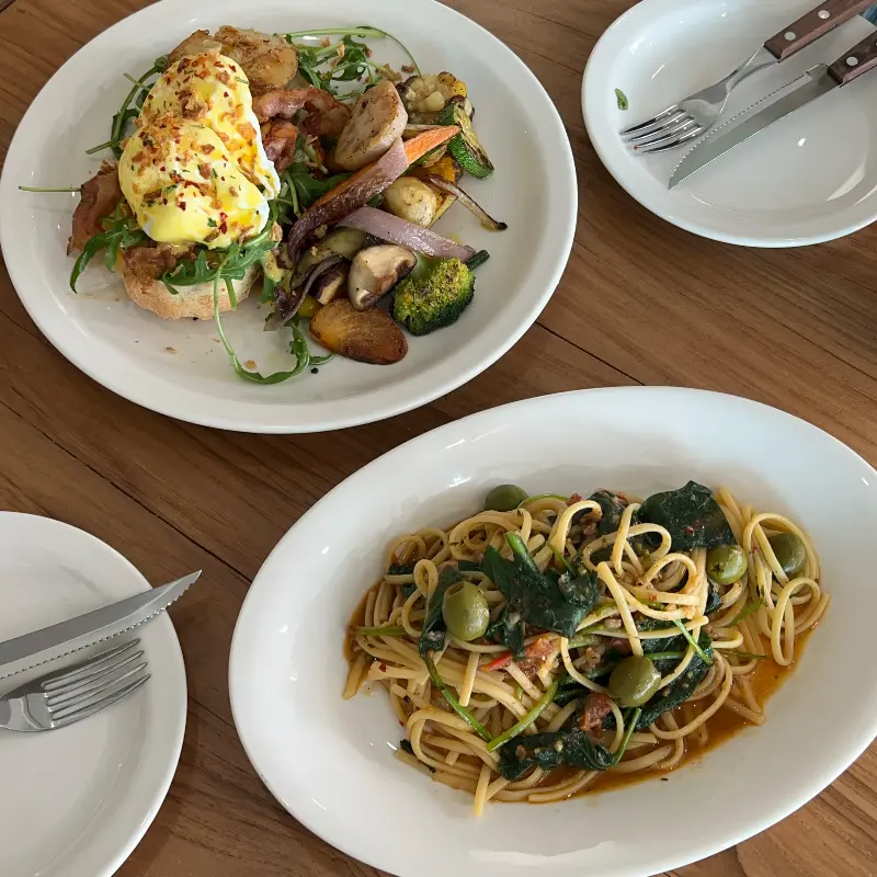 홀렌베이컨 에그 베네딕트와 엔초비 나물 파스타