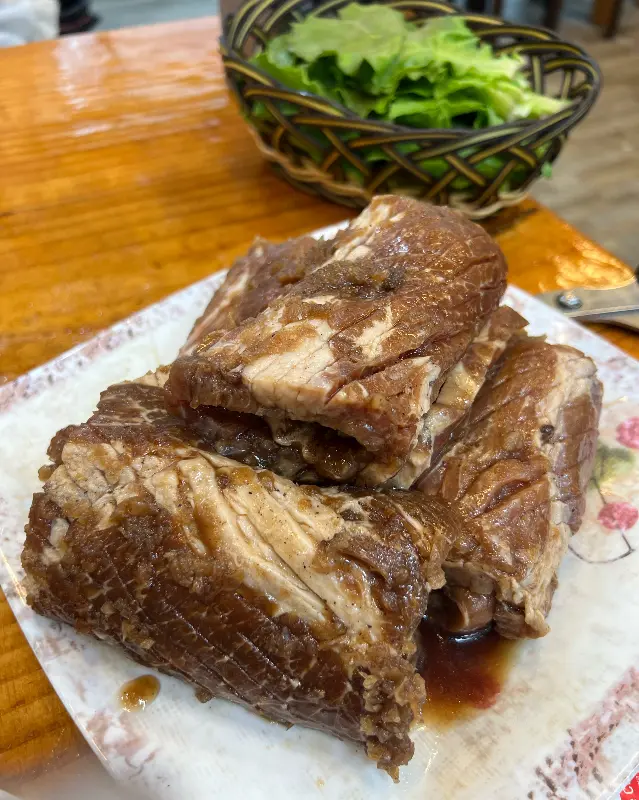 갈비 한 점과 싱싱한 쌈 채소