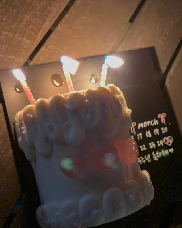 촛불을 켜니 더욱 아름다운 제뉴어리 케이크