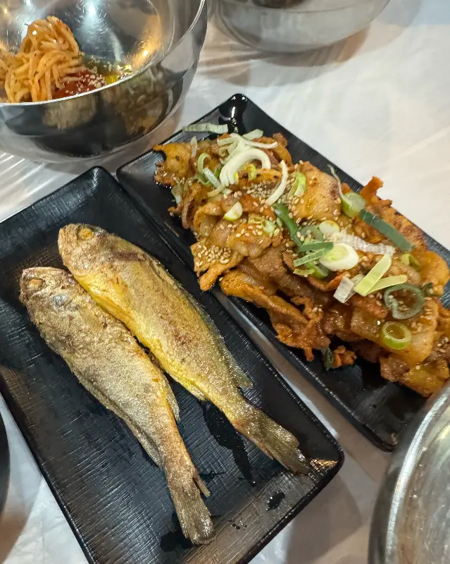 제육볶음과 구운 생선