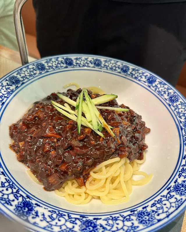 윤기가 흐르는 이베리코 짜장면