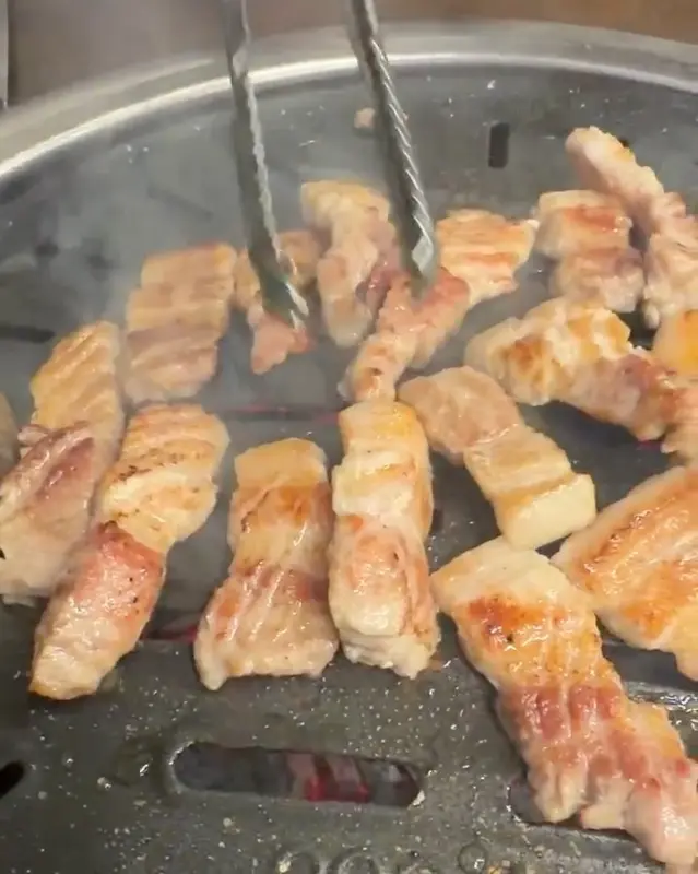 노릇하게 구워진 삼겹살